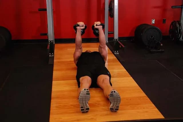Supino no Chão Alternado com Kettlebell