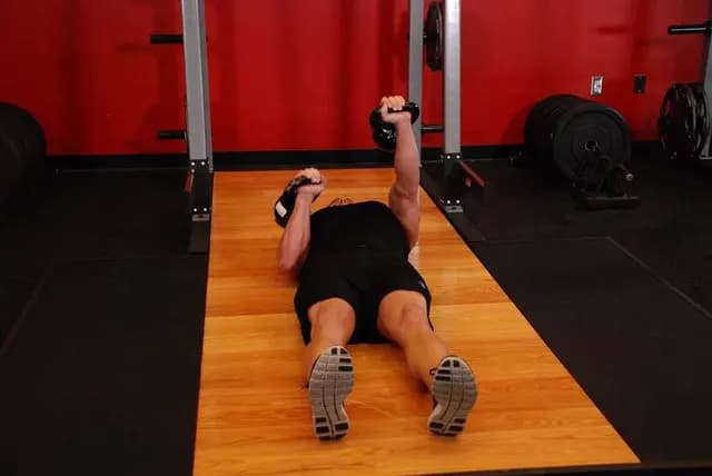 Supino no Chão Alternado com Kettlebell