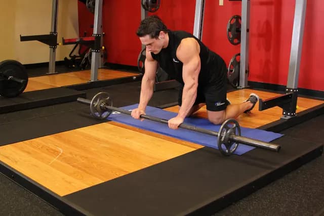 Rolamento Abdominal com Barra - Ajoelhado