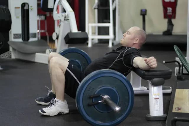 Hip Thrust com Barra
