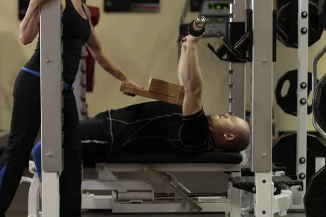 Supino com Prancha (Board Press)