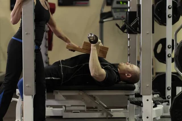 Supino com Prancha (Board Press)