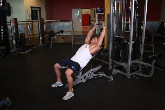 Pulldown Inclinado no Cabo