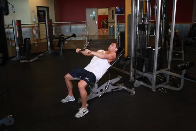 Pulldown Inclinado no Cabo