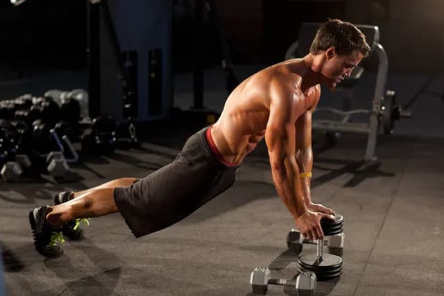 Flexão de Braço com Pegada Fechada Apoiada em Halter