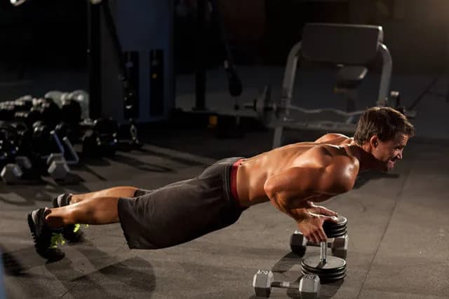 Flexão de Braço com Pegada Fechada Apoiada em Halter