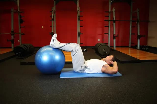 Abdominal com Pernas Apoiadas na Bola Suíça