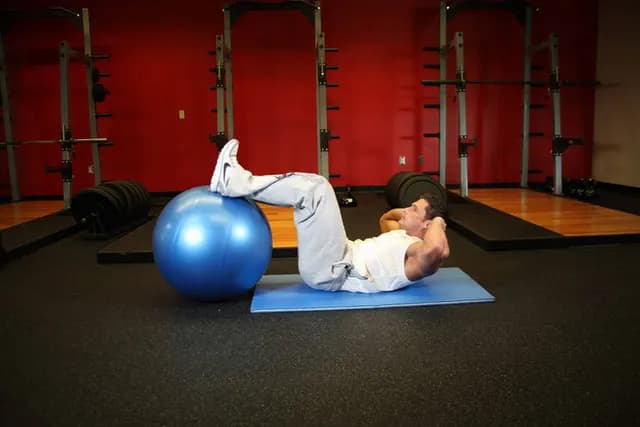 Abdominal com Pernas Apoiadas na Bola Suíça