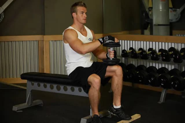 Elevação de Panturrilha Sentado Unilateral com Halter