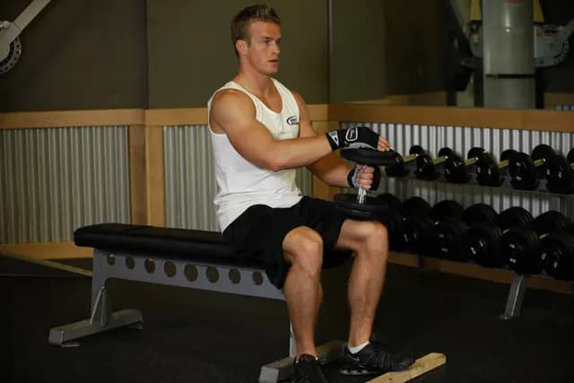 Elevação de Panturrilha Sentado Unilateral com Halter
