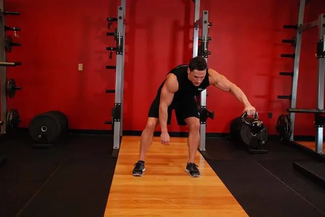 Passagem de Kettlebell Entre as Pernas