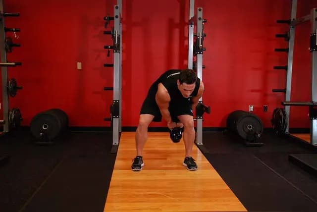 Passagem de Kettlebell Entre as Pernas