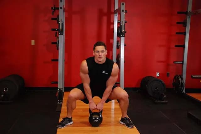 Puxada Alta em Sumô com Kettlebell