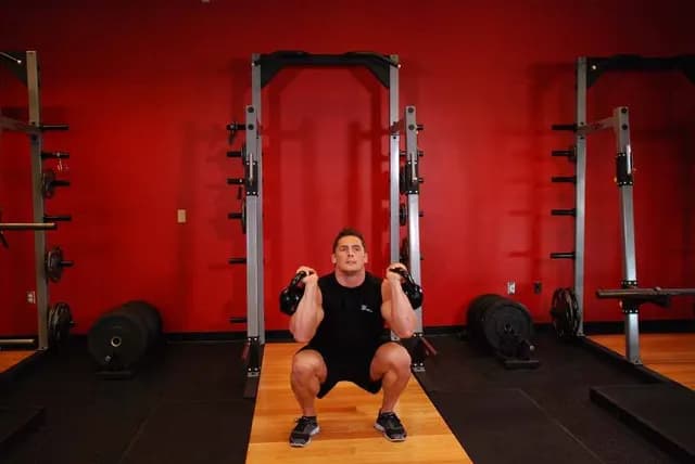 Thruster com Kettlebells