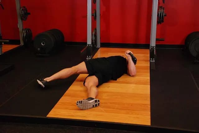 Supino no Chão com Kettlebell e Perna Cruzada