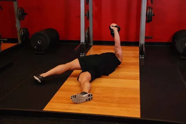 Supino no Chão com Kettlebell e Perna Cruzada