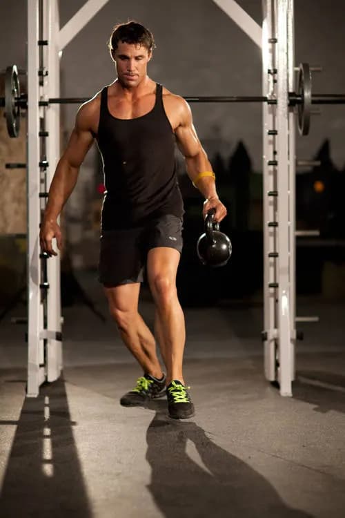 Afundo com Passagem de Kettlebell