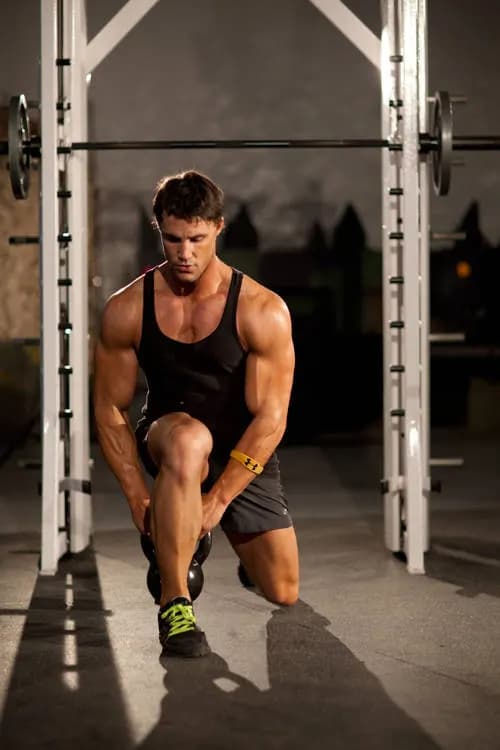 Afundo com Passagem de Kettlebell