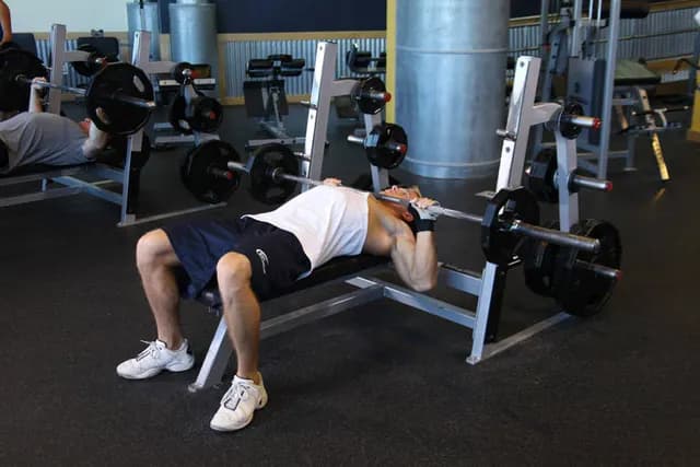 Supino Guilhotina (Neck Press)