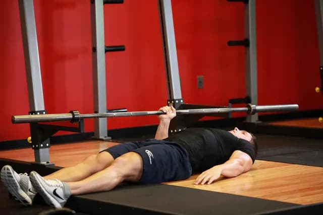 Supino no Chão Unilateral