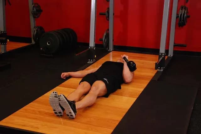 Supino Unilateral com Kettlebell no Chão