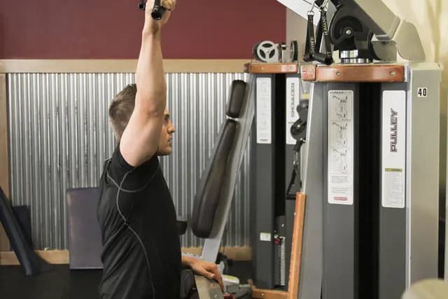 Puxada Alta Unilateral no Pulley