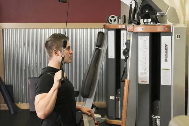 Puxada Alta Unilateral no Pulley