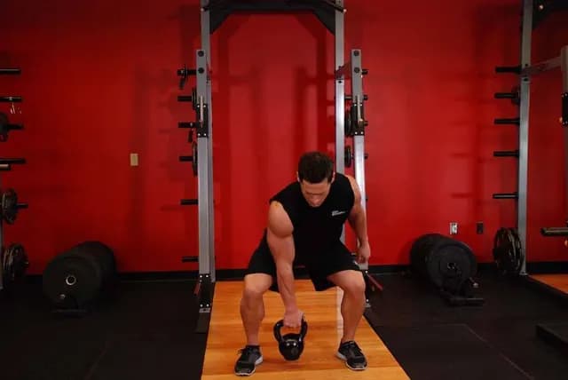 Clean Unilateral de Kettlebell com Palma Aberta