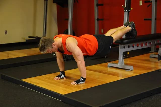 Flexão de Braço com Pés Elevados