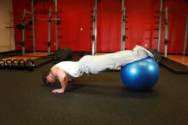 Flexão de Braço com Pés na Bola Suíça