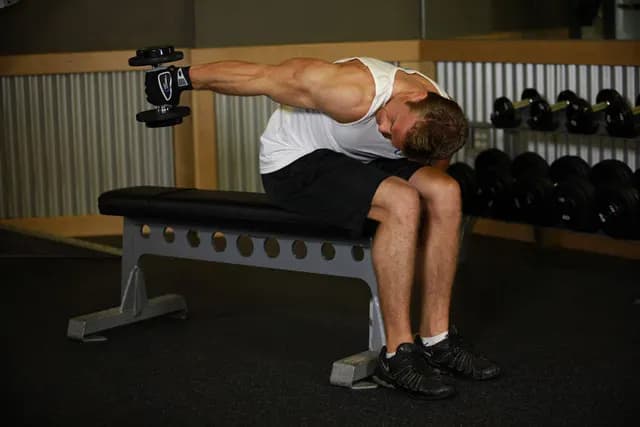 Tríceps Coice Sentado Unilateral com Halter