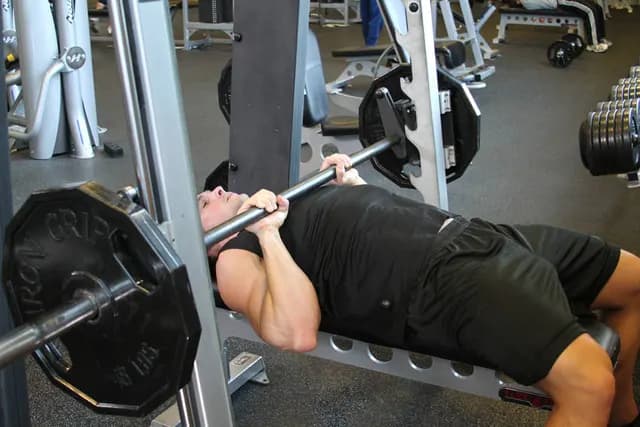 Supino Reto Pegada Fechada no Smith Machine