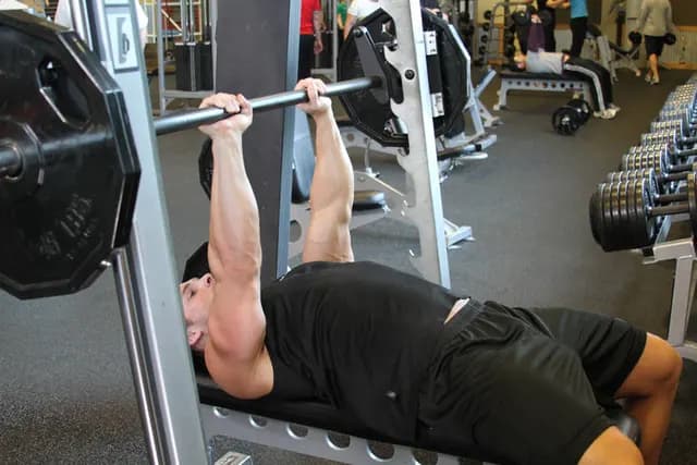 Supino Reto Pegada Fechada no Smith Machine