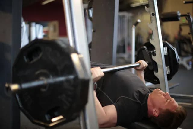Supino Declinado no Smith Machine