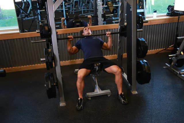 Supino Inclinado no Smith Machine