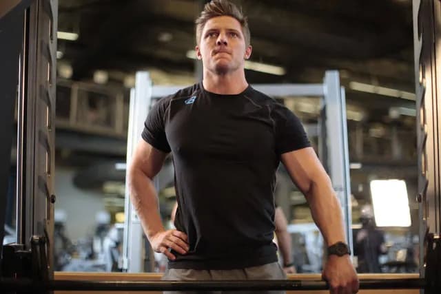 Remada Alta Unilateral no Smith Machine