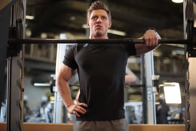 Remada Alta Unilateral no Smith Machine