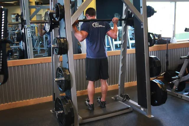 Elevação de Panturrilha Invertida no Smith Machine