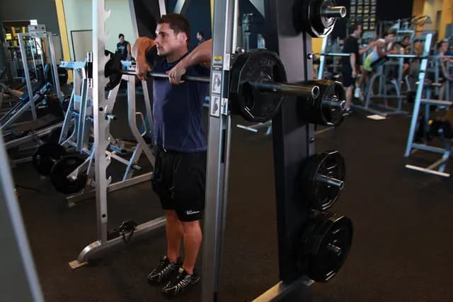 Remada Alta no Smith Machine