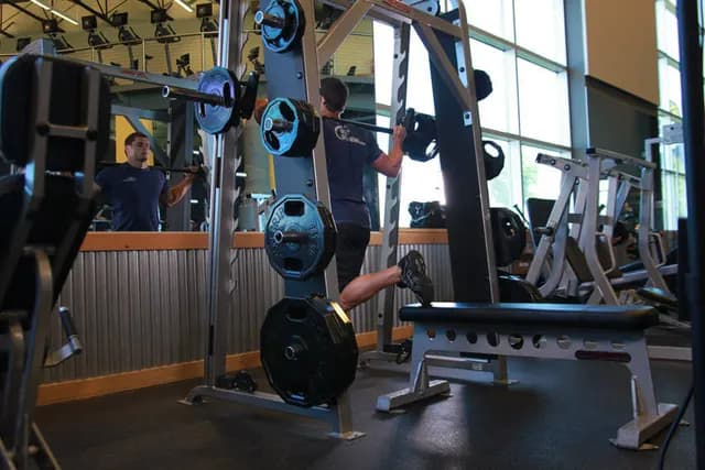 Agachamento Búlgaro no Smith Machine