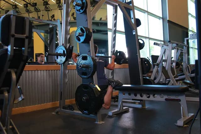 Agachamento Búlgaro no Smith Machine