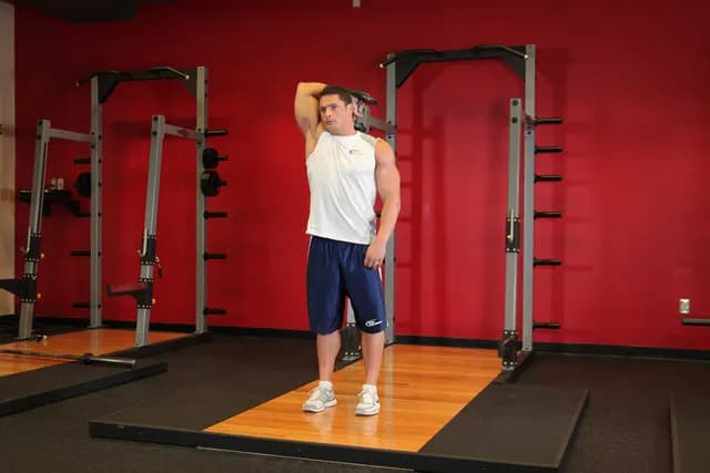 Tríceps Francês Unilateral com Halter em Pé