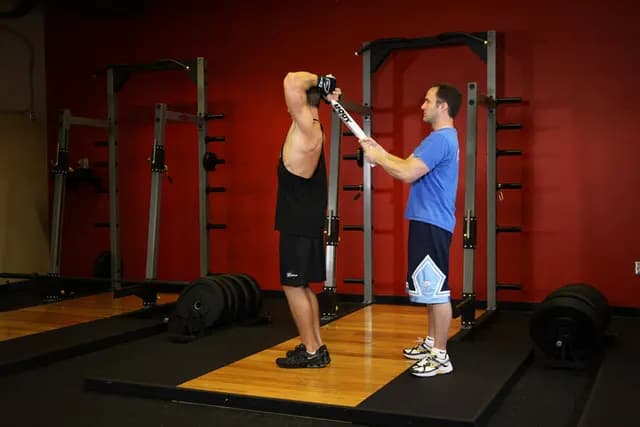 Tríceps Francês em Pé com Toalha (Parceiro)