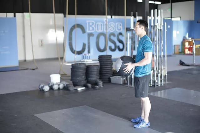 Arremesso de Medicine Ball Acima da Cabeça em Pé