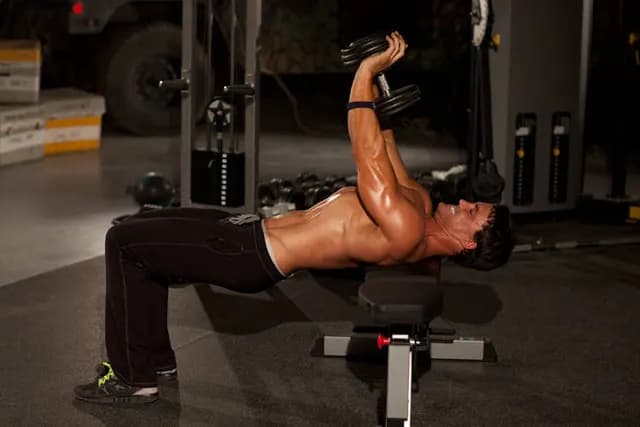 Supino com Halter - Pegada Fechada