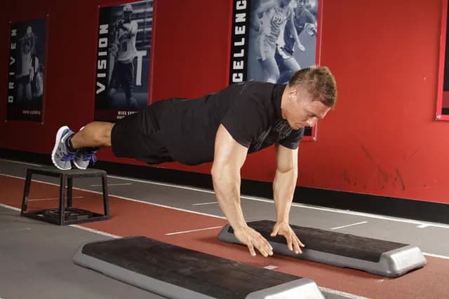 Flexão de Braço Inclinada com Salto em Profundidade