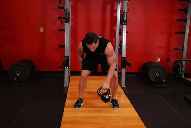 Figura 8 com Kettlebell