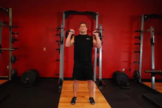 Desenvolvimento Alternado com Kettlebells (Seesaw Press)