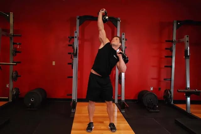 Desenvolvimento Alternado com Kettlebells (Seesaw Press)