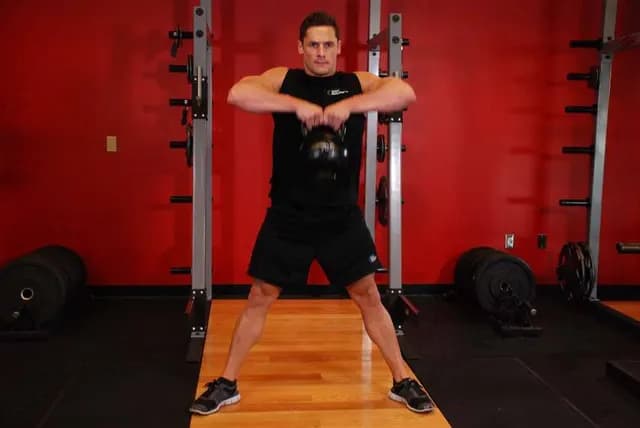 Puxada Alta em Sumô com Kettlebell
